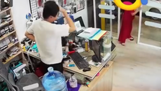 Câu hỏi 'khó đỡ' của nữ khách khiến chủ shop điện thoại 'đứng hình'