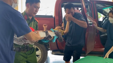 Ấm lòng khoảnh khắc công an xã đưa cháu bé bị gãy xương đi cấp cứu