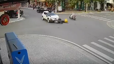 Shipper bị taxi tông bay lên không, cú 'hạ cánh' khiến ai cũng thót tim