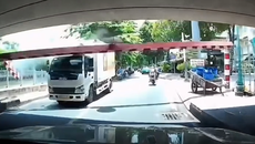 Hú hồn cảnh xe tải húc sập thanh giới hạn chiều cao ở dạ cầu Bông
