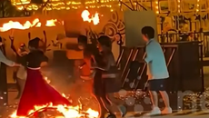 Nữ vũ công bất ngờ gặp sự cố với màn múa lửa khiến khán giả hoảng hốt
