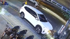Thót tim cảnh ô tô 7 chỗ lao lên vỉa hè, húc loạt xe máy