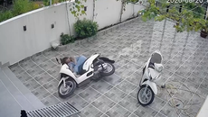 Người phụ nữ ngã sõng soài với pha lùi xe máy 'đi vào lòng đất' 