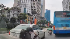 Va chạm với Mercedes, xe máy lập tức tăng ga rời hiện trường
