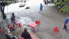 5 người đàn ông đang chơi cờ, bất ngờ 'nháo nhào' vì sự cố bất ngờ