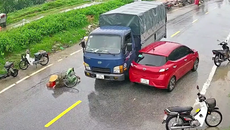 Sang đường thiếu quan sát, người phụ nữ bị xe tải húc ngã