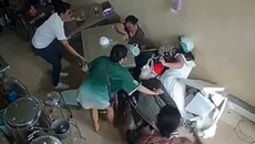 Màn 'đỗ xe tận quầy' của nữ tài xế khiến ai xem cũng giật mình