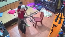 Khoảnh khắc hai anh em phối hợp ăn ý, đỡ bà thoát cú ngã trong gang tấc