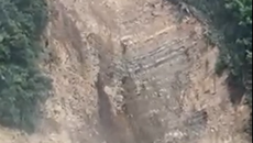 Hàng trăm mét khối đất đá đổ xuống như thác, vùi lấp đường ở Nghệ An