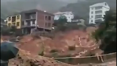 Đất đá cuồn cuộn ập vào làng khiến 1 người chết và 11 người mất tích