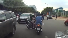 Thót tim cảnh xe máy sang đường từ góc khuất, gây họa cho xe khác