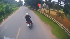 Bức xúc vì bị tạt đầu, tài xế ô tô tăng tốc dằn mặt xe máy