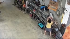 Bé trai bị điện giật khi nghịch ổ điện, camera ghi lại khoảnh khắc đáng sợ