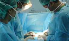 Video cực sốc: Hồi sinh tim phổi (PCR) và trao đổi oxy qua màng (ECMO) cứu sống bệnh nhân ngừng tim do viêm cơ tim
