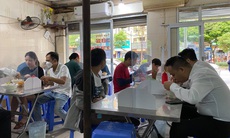 Chủ quán cafe, ăn sáng ở Hà Nội phục vụ không ngớt tay khi được bán tại chỗ