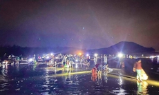 Ngư dân Nghệ An xuyên đêm vớt 'lộc trời' sau mưa bão