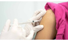 Sau tiêm vaccine COVID-19 bị rụng tóc khiến nhiều người lo lắng, bác sĩ khuyên gì?