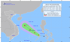 Vùng áp thấp mới đi vào Biển Đông và đang mạnh lên, miền Trung bước vào 'cao điểm' mưa lũ