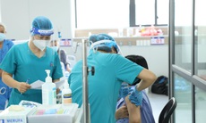 Tiêm vaccine phòng COVID-19 cho người bệnh, người nhà từ BV Việt Đức chuyển sang