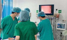 Trẻ 5 tuổi 'kẹt' đồng xu trong thực quản
