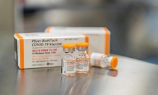 Để tránh tiêm nhầm lẫn, lọ vaccine Pfizer cho trẻ 5-11 tuổi đóng nắp màu cam