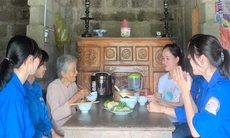 Những bữa cơm 'yêu thương' ấm lòng người già neo đơn ở Thừa Thiên Huế