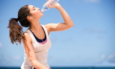 8 thói quen uống nước sai cách có hại cho sức khỏe