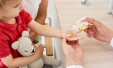 Dược sĩ chỉ cách sử dụng kháng sinh đúng ở trẻ nhỏ