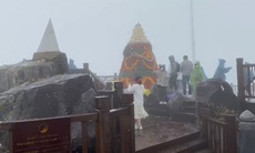 Tuyết bất ngờ rơi lần đầu trong năm tại đỉnh Fansipan