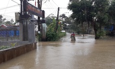 Thừa Thiên Huế: Nhiều nơi ngập lụt do mưa lớn, đất đá tràn vào nhà, di dời khẩn cấp 14 hộ dân