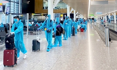 Bao nhiêu người đi cùng chuyến bay với bệnh nhân  nhiễm biến chủng Omicron đầu tiên ở Việt Nam?