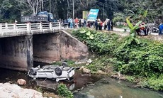 Nghệ An: Xe bán tải lao từ cầu xuống suối khiến 4 người nguy kịch