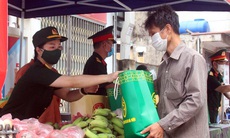 Người nghèo rớm nước mắt khi đi "chợ 0 đồng" tại Hà Nội