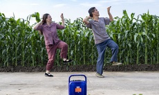 Vợ chồng nông dân nhảy điệu shuffle đang gây sốt mạng xã hội: Sự thật bất ngờ