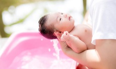 3 bước để tắm cho trẻ sơ sinh đúng cách