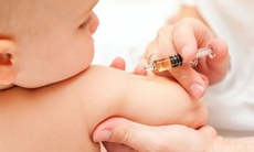 Trẻ sốt sau tiêm vaccine, cha mẹ cần lưu ý gì?