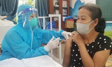 Đội tiêm chủng xuyên trưa tiêm vaccine phòng COVID-19 cho người dân