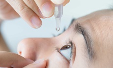 Cách dùng thuốc nhỏ mắt đối phó với hội chứng thị giác máy tính