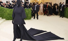 Thảm đỏ MET Gala 2021: Giải mã 'bóng đen kỳ quái' của Kim Kardashian