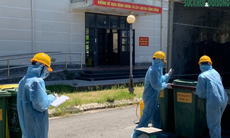Công việc thầm lặng của những công nhân thu gom rác thải ở khu cách ly 