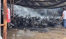 Vừa đến công ty làm việc, hàng trăm công nhân 'chết lặng' khi thấy xe máy bốc cháy