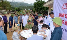 Bệnh viện HNĐK Nghệ An khám chữa bệnh, cấp thuốc miễn phí cho người dân vùng lũ Kỳ Sơn