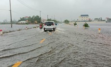 Mưa lớn dồn dập, miền Trung lại đối mặt với lũ quét, sạt lở đất