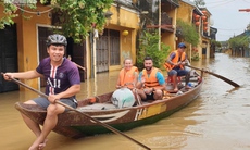 Kiếm bộn tiền nhờ chèo thuyền rước khách tham quan phố cổ Hội An ngập lụt