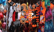 Đồ chơi kinh dị 'đổ bộ' phố Hàng Mã trước thềm Halloween