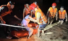 Cứu người bị mắc kẹt trong nước ngập sâu giữa đêm tối ở Đà Nẵng