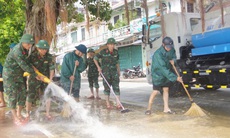 Bộ đội, công an chung tay dọn bùn đất sau mưa lũ