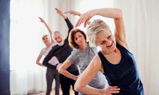 7 động tác căng cơ cải thiện vận động cho người cao tuổi tại nhà