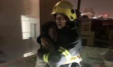 Người lính cứu hỏa kể khoảnh khắc cô gái ôm chặt, khóc nức nở khi được đưa ra khỏi đám cháy