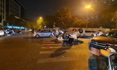 Ô tô phóng nhanh hất văng 2 người trên xe máy rồi lật ngửa giữa phố ở Hà Nội